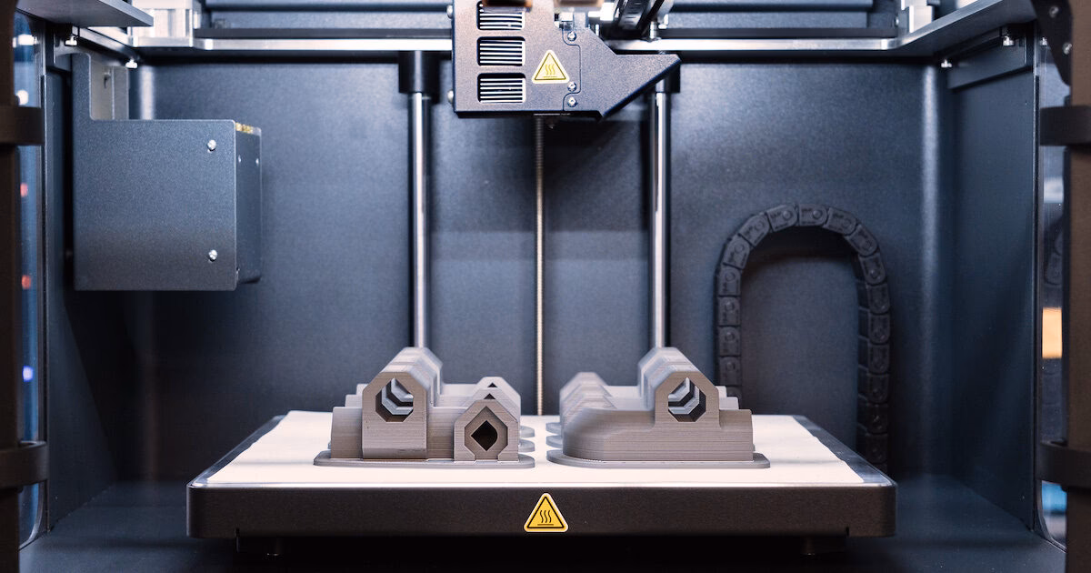 Jakim materiałem drukuje drukarka 3D typu SLS?