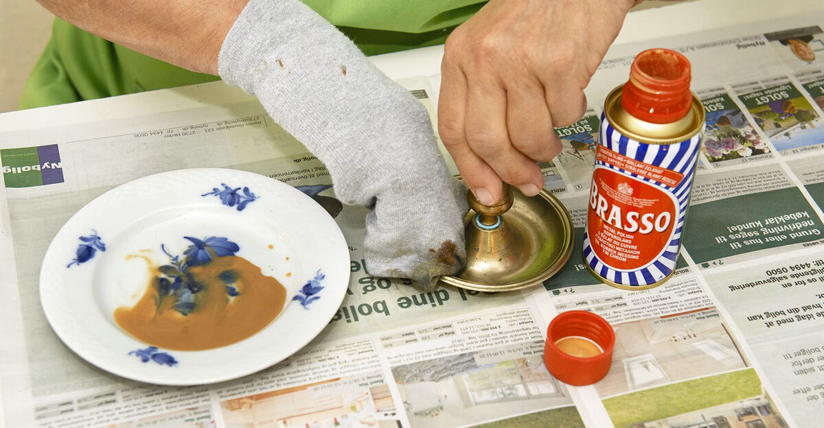 Hvordan får man patina på messing?