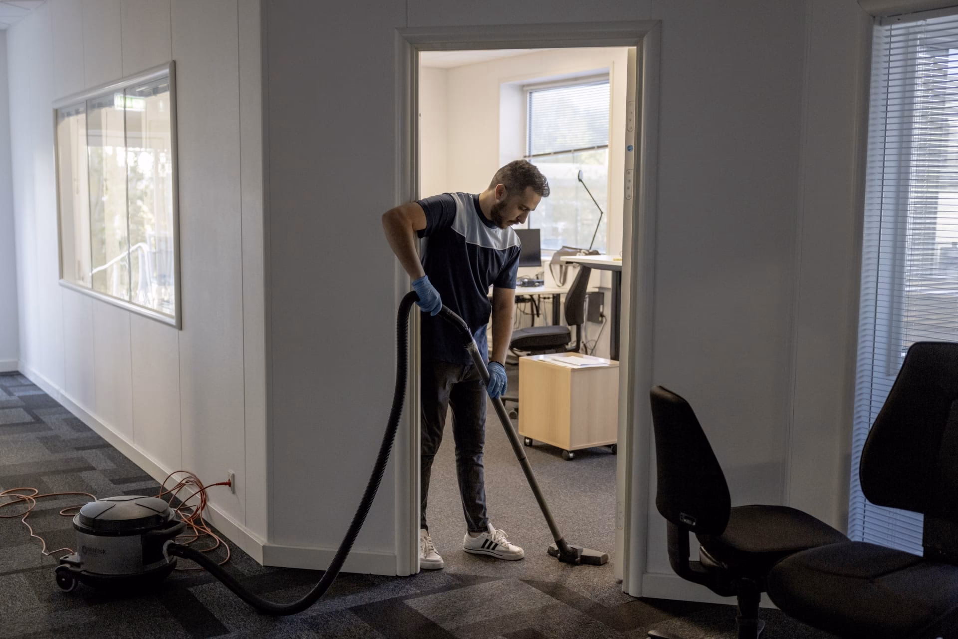 Kan man arbejde i udlandet og have adresse i Danmark?