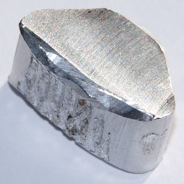 Do jakiej grupy zaliczamy aluminium?