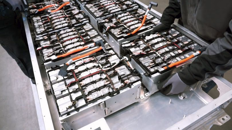 Er det farligt at røre ved batterier?