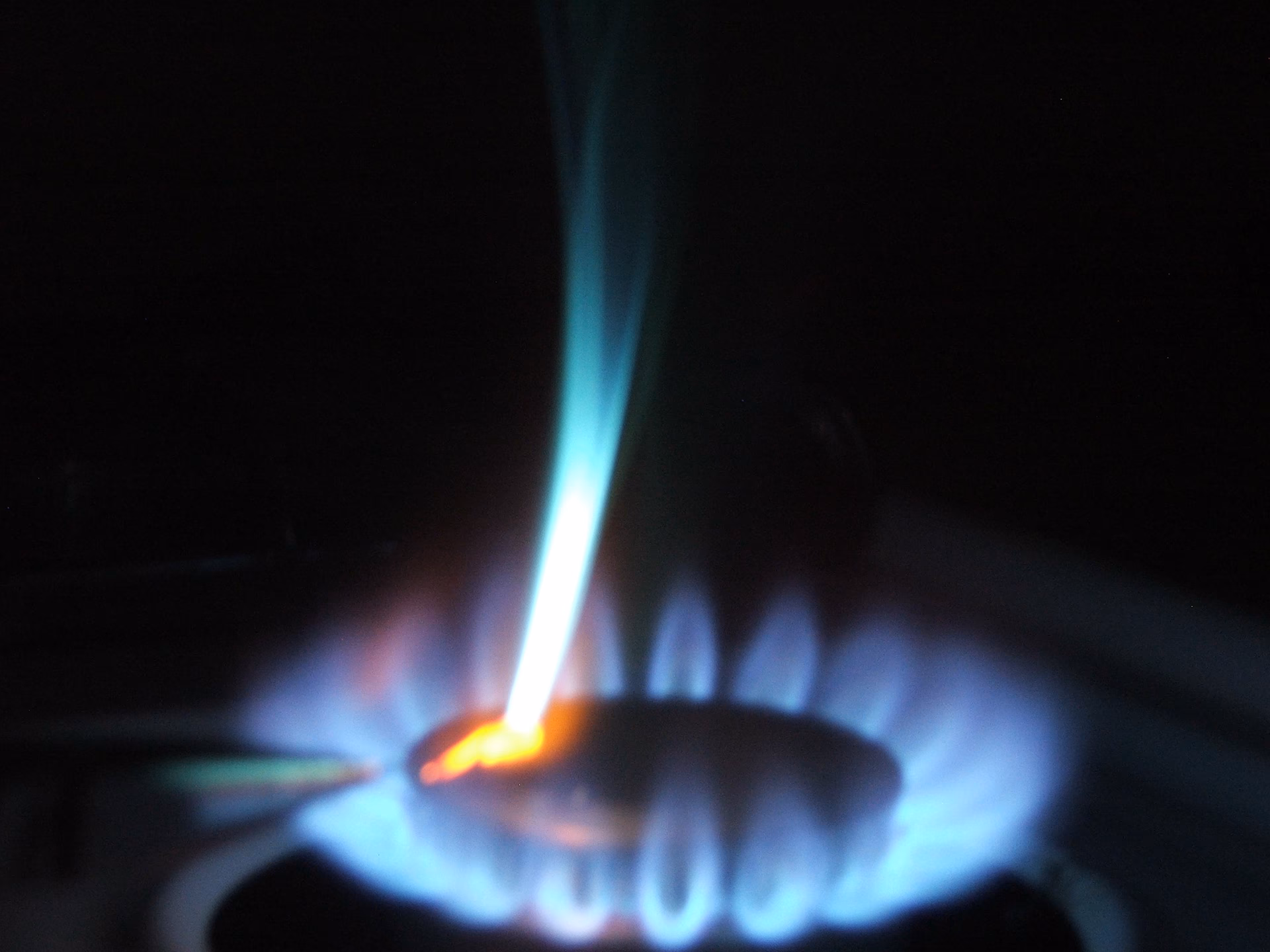 Hvorfor bliver en flamme grøn?