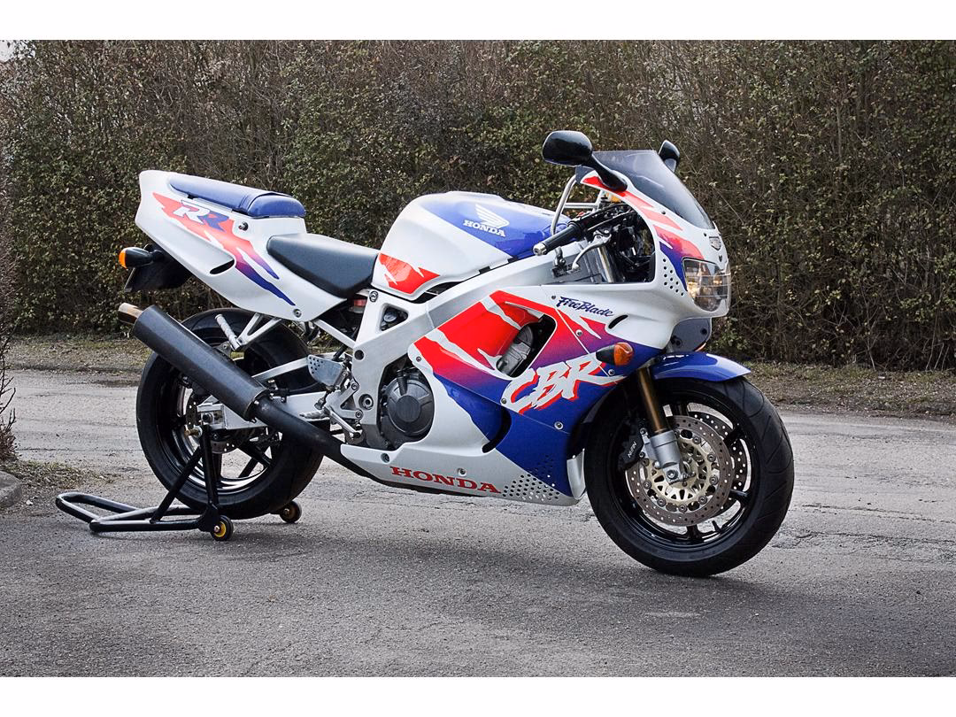 Ile koni ma Honda CBR 1000 F?