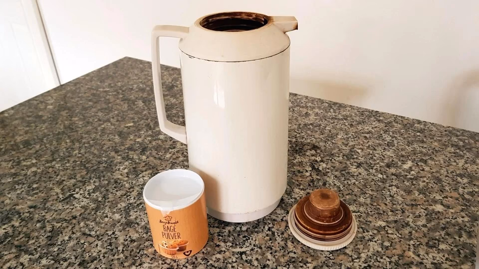 Hvordan fjerner man kaffelugt fra en termokande?