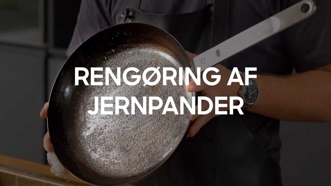 Hvordan renser man bunden af en stegepande?
