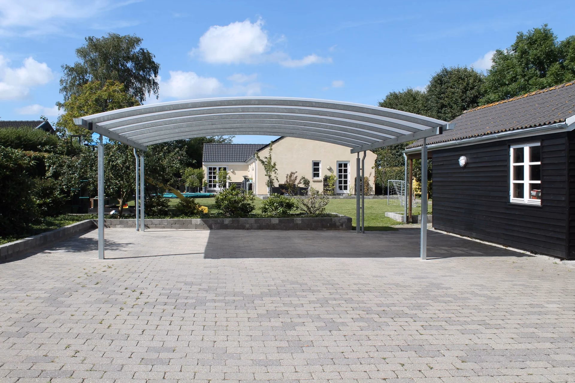 Hvad koster det at bygge en carport med et isoleret skur?